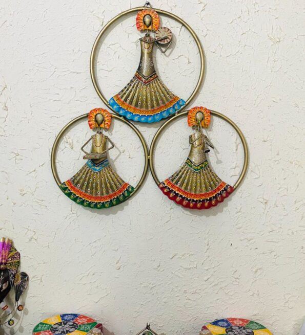 Multicolour Decorative Ring Lady Iron Panel Showpiece (Set Of 3)